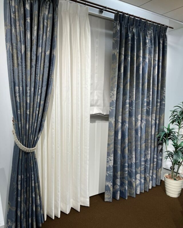 *
大阪ショールームの館内展示のご紹介です。
filoよりトピリカ／FF5225（G）FF5226（DB）を
色違いでカーテンとシェードで展示しております。

奄美の鳥や植物をモチーフにした
トロピカル柄のファブリックです。
葉の大小を濃淡のある糸や異色の糸で織り上げています。

シェードの展示では、外からの光が当たり、
柄が浮き出たように見えています。

また、シェードの前にはタテ使いのレース
FT7554を使用し、2種類の異なる裾仕様を
ご紹介しております。

右：タテ使いレース、ウェイトテープ仕様。
左：ショートヘム縫製仕様（裾5㎝3つ巻）
ショートヘム縫製は、軽やかなレースに似合う、
すっきりいた縫製スタイルです。

【カーテン展示】
 ドレープ：FF5226(DB)
 レース：FT7607(I）
 タセッル：KZS971(BE)
 シェード：FT7037(LGR)
【シェード展示】
 シェード：FF5225(YG)
 レース：FT7554(C）
クッション：FF5227(BE)クッション2サイドデコ
  LL1311(Y)(BG)
 

 ※商品の品番、仕様、価格は投稿時点での情報となり、
予告なく変更となる場合がございます。
 

＊＊＊＊＊＊＊＊＊＊＊＊＊＊＊＊

■この投稿が参考になったら【 いいね 】お願いします！

■もう一度見返すなら【 保存 】がおススメです！

■他の投稿はこちらのプロフィールから
@ksc.showroom

＊＊＊＊＊＊＊＊＊＊＊＊＊＊＊＊

川島織物セルコン ショールームでは、
カーテン・ラグ・ビニル床タイル 等の
さまざなな商品サンプルをご覧いただけます。

ぜひ、ご来場お待ちしております！

※展示状況・休館日は各ショールームごとに
異なる場合がありますので、お問い合わせください。

＊＊＊＊＊＊＊＊＊＊＊＊＊＊＊＊
 

#川島織物セルコン
#Kawashimaorimonoselkon
#川島セルコンスタイル
#川島織物セルコンショールーム
#大阪ショールーム
#ドレープ
#レース
#プレーンシェード
#装飾タッセル
#クッション
#ショートヘム縫製仕様
#リゾートインテリア
#リビングカーテン
#新築
#吊替え
#電動シェード
#電動レール
#奄美大島
#鳥
#カーテンでリゾート感
#透け感のあるレース
#軽やかなレース
#クッションカバー