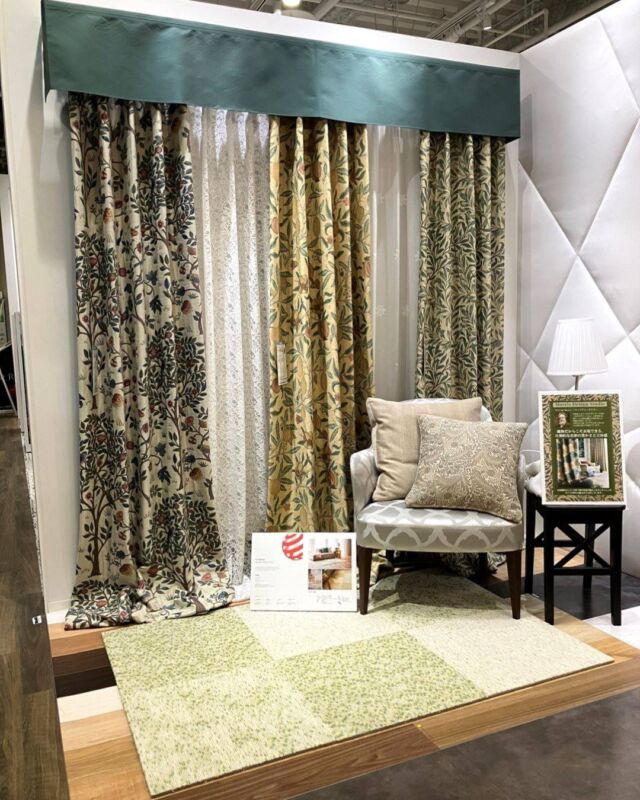 *
川島織物セルコン 名古屋ショールームでは
ウィリアムモリスの新作に合わせて
秋の彩りにふさわしいカーテンを展示しております。

クラシカルで重厚なデザインと、明るく柔らかな色合いが
季節の移ろいを感じさせる上質な空間を演出します。

暮らしに寄り添うカーテンを、ぜひご覧ください。

左から
ドレープ：MM3125(BE)  ケルムスコットツリー
レ  ー ス：MM3164(BE)  ゴールデンリリーマイナー
ドレープ：MM3132(BE)  フルーツ
レ  ー ス：MM3162(I)  ケンティッシュローズ 
ドレープ：MM3113(G)  ウィローボウ
バランス：参考生地となります

ラグ：SHIKI シキ FRKOTO3080
価格  80,000円／ケース（税別価格）
パイル組成  ウール88％、ポリエステル12％
パイル長  3.0～8.0mm ループ（全厚12.9～14.0mm）
サイズ  50×50cm
ご注文単位  1ケース（6枚入り）
※滑り止め付き

※商品の品番、仕様、価格は投稿時点での情報となり、
予告なく変更となる場合がございます。

＊＊＊＊＊＊＊＊＊＊＊＊＊＊＊＊

■この投稿が参考になったら【 いいね 】お願いします！

■もう一度見返すなら【 保存 】がおススメです！

■他の投稿はこちらのプロフィールから
@ksc.showroom

＊＊＊＊＊＊＊＊＊＊＊＊＊＊＊＊

川島織物セルコン ショールームでは、
カーテン・ラグ・ビニル床タイル 等の
さまざなな商品サンプルをご覧いただけます。

ぜひ、ご来場お待ちしております！

※展示状況・休館日は各ショールームごとに
異なる場合がありますので、お問い合わせください。

＊＊＊＊＊＊＊＊＊＊＊＊＊＊＊＊

#川島織物セルコン
#Kawashimaorimonoselkon
#川島セルコンスタイル
#川島織物セルコンショールーム
#名古屋ショールーム
#モリス
#ウィリアムモリス
#モリスデザインスタジオ
#モリスのカーテン
#モリスのある暮らし
#秋のインテリア
#秋色コーディネート
#ケルムスコットツリー
#ゴールデンリリーマイナー
#ケンティッシュローズ
#ウィローボウ
#フルーツ
#KOTOSOME
#SHIKI
#京都made