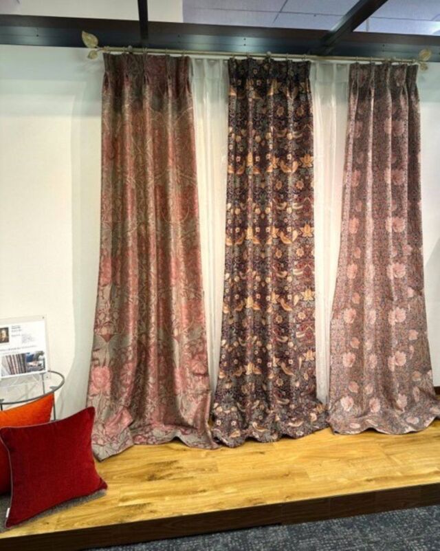 *
川島織物セルコン東京ショールームの
ディスプレイのご紹介です。

モリスデザインスタジオの秋らしい
こっくりした色味でまとめてみました。

ドレープ左から
ＭＭ３１４５（Ｐ）ハニーサックル＆チューリップ
ＭＭ３１０９（ＤＶ）イチゴドロボウ
ＭＭ３１３８（Ｐ）ピンパーネル

レース
ＭＭ３１６１（Ｉ）マリーイザベル

クッションカバー
ＬＬ１３１１（Ｒ）
ＬＬ１３１１（Ｏ）

10月1日発売の新商品11点もご覧いただけますので
ぜひ、東京ショールームへのご来場お待ちしております。

※商品の品番、仕様、価格は投稿時点での情報となり、
予告なく変更となる場合がございます。

＊＊＊＊＊＊＊＊＊＊＊＊＊＊＊＊

■この投稿が参考になったら【 いいね 】お願いします！

■もう一度見返すなら【 保存 】がおススメです！

■他の投稿はこちらのプロフィールから
@ksc.showroom

＊＊＊＊＊＊＊＊＊＊＊＊＊＊＊＊

川島織物セルコン ショールームでは、
カーテン・ラグ・ビニル床タイル 等の
さまざなな商品サンプルをご覧いただけます。

ぜひ、ご来場お待ちしております！

※展示状況・休館日は各ショールームごとに
異なる場合がありますので、お問い合わせください。

＊＊＊＊＊＊＊＊＊＊＊＊＊＊＊＊

#川島織物セルコン
#Kawashimaorimonoselkon
#川島セルコンスタイル
#川島織物セルコンショールーム
#豊洲ショールーム
#オーダーカーテン
#ドレープ
#レース
#MorrisDesignstudio
#WilliamMorris
#madein京都
#ハニーサックルアンドチューリップ
#MM3145
#イチゴドロボウ
#MM3109
#ピンパーネル
#MM3138
#タッセル
#KZS183
#インテリア
#模様替え
#リフォーム
#秋色
#秋色コーデ