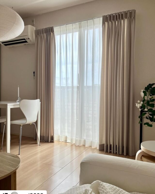 *
@ymi3223 さま
素敵なお写真のご提供ありがとうございました♪

・・・・・・・・

2025.7.6
素敵なカーテン届きました😌

@itto_kscofficial 
川島織物セルコンさま
ドレープカーテン
TT 9003(LBE)

プレキャン当選品です🥹

1窓分カタログから選んで
作っていただけるということで
悩みに悩んで

色はお部屋に馴染むベージュ
ちょっと織柄のある
遮光じゃないシンプルな
ドレープカーテンを選ばせていただきました

持った感じはずっしりしてて
織物だから厚みがあるのかと思いきや

動画見てほしい
この美しい透け感

こんなに美しい透け感なのに
生地感はしっかりしてるんです
細い糸で緻密に織り上げているから
なんでしょうね🙄

ドレープの陰影も美しい

さらにお仕立てもピシッと美しく
1目で上質とわかるカーテンです

お部屋が整って見えて
お部屋全体がなんか上品に🥹

季節を問わず使えそうで
ウォッシャブルなのも
うれしい

お部屋模様替えして
美しいカーテンが見える配置にしました
こんな素敵なカーテンのかかった
窓辺を眺められるなんて幸せ😮‍💨

@itto_kscofficial さま
素敵なカーテンを
ありがとうございました😌💕💕

#PR

#川島織物セルコン#itto #オーダーカーテン#窓辺の風景 #リビングインテリア#賃貸インテリア#日々の暮らし#暮らしを楽しむ#賃貸暮らし#イットカーテン

・・・・・・・・

投稿は許可をいただいた上でシェアしております。
