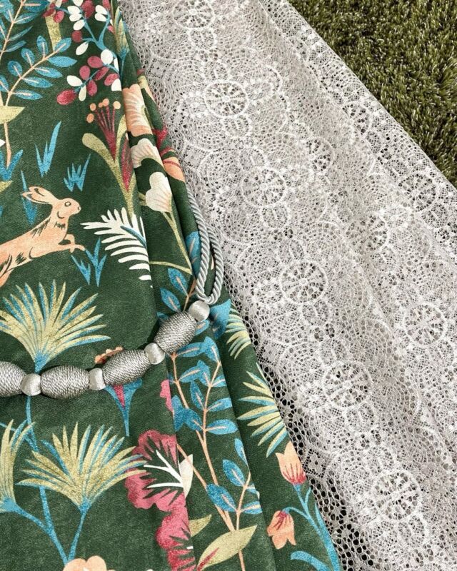 *
カーテンシリーズ「itto（イット）」と、
オーダーラグ「KOTOSOME（コトソメ）」から
コーディネートのご紹介です。

・ラグ flowgrass FRKOTO3024（G）※ウール93％
参考価格 140cm×200cm 215,600円（税別）
草原の草木が風になびくすがたを表現した
繊細な色使いのオーダーラグです。

・ドレープ TT9209(DG)
森に住む生き物が顔を出す、
ユーモラスなデザインの遮光プリントドレープ。

・レース TT9318(BE)
トーションレース (ヨーロッパの貴族の間で袖や襟飾りに使われた) 風の花文様に、どこか懐かしさを感じるレース。

・タッセル KZS243(GR)
優しいグレー色のタッセル。

他にも多数商品を取り揃えております。
是非、ショールームへお越しくださいませ。

※商品の品番、仕様、価格は投稿時点での情報となり、
予告なく変更となる場合がございます。

＊＊＊＊＊＊＊＊＊＊＊＊＊＊＊＊

■この投稿が参考になったら【 いいね 】お願いします！

■もう一度見返すなら【 保存 】がおススメです！

■他の投稿はこちらのプロフィールから
@ksc.showroom

＊＊＊＊＊＊＊＊＊＊＊＊＊＊＊＊

川島織物セルコン ショールームでは、
カーテン・ラグ・ビニル床タイル 等の
さまざなな商品サンプルをご覧いただけます。

ぜひ、ご来場お待ちしております！

※展示状況・休館日は各ショールームごとに
異なる場合がありますので、お問い合わせください。

＊＊＊＊＊＊＊＊＊＊＊＊＊＊＊＊
 
 
#川島織物セルコン
#Kawashimaorimonoselkon
#川島セルコンスタイル
#川島織物セルコンショールーム
#itto
#イット
#ドレープカーテン
#レースカーテン
#新築カーテン
#吊り替えカーテン
#動物柄カーテン
#ナチュラルレース
#編みレース
#インテリア
#タッセル
#オーダーカーテン
#インテリアコーディネート
#ラグ
#ウールラグ
#コトソメ
#flowgrass
#FRKOTO3024
#グリーンラグ