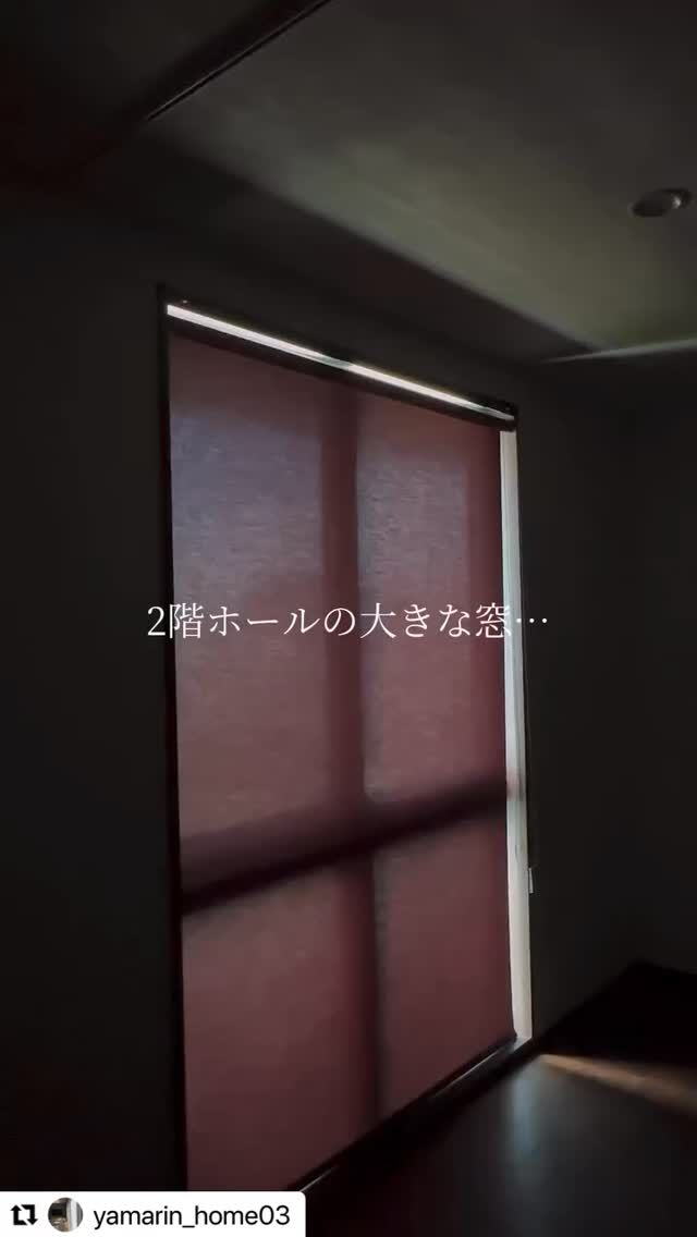 *
@yamarin_home03 さま
素敵なお写真のご提供ありがとうございました♪

・・・・・・・・

2階ホールにカーテンがつきました☀︎

そのうちつけよう…とレールだけのまま早7ヶ月…
センスに自信がなくて
カーテンを決めきれずにいた私。
そんなとき @sumikohonda_kscofficial さんの
プレゼントキャンペーンに当選！
ICさんに相談し
ついに理想のカーテンを
選んでいただきました🥰

今回選んだのは、"アゾーラ"というデザイン
イタリア語で「そよ風が吹く」という意味をもつ
やわらかなシワ感のあるレース✨
視線を遮りながら
光はやさしく通してくれるお気に入り！

悩みだった外からの視線も
日中の暗さも解消〜
空間が一気に明るくなり
想像以上の変化に感動💫
夫も嬉しそうに椅子に座って
外を眺めていました☺️

この窓は花火が見えることを
願ってつけた特別な窓
今年の夏大活躍してくれることを楽しみ😌🎆

リビングや寝室も
川島織物セルコンさんのカーテンなので
今回の当選は本当に嬉しかった…🥺

#住友林業 #住友林業の家 #すみりん #我が家はすみりん
#川島織物セルコン #スミコホンダ #カーテン #ホール
 
 
・・・・・・・・

※投稿は許可をいただいた上でシェアしております。