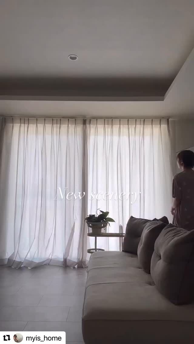 ・
@myis_home さま
素敵なお写真のご提供ありがとうございました♪

・・・・・・・・

 
\good morning/

毎朝起きたら必ず開けるカーテン.

今まで、夜は電動シャッターがあるから
レースカーテン1枚で日中過ごしていた我が家ですが、
外からは見えないとはいえ、この夏の暑さを快適にする為にもう1枚重ねてもいいなぁ…と思っていたところ、
@itto_kscofficial さまのプレゼント企画に当選✨

我が家は、
TT 9326 (LBE)のレースカーテンをお迎えしました！

colorは全3種類あり、どれも素敵な色合いだからお部屋の雰囲気に合わせて使い分けると◎

リールには寝起きですっぴんボサボサ頭の私が登場していて恥ずかしいのですが、朝の光景をリールにしてみました.
温かく見守って頂けたら嬉しいです☺️

—————————————————————————————
日々の暮らしやインテリアを発信しています
▶︎▶︎@myis_home
いいね、フォロー大歓迎です♡

#pr#itto#川島織物#川島織物セルコン#川島織物セルコンオーダーカーテン#オーダーカーテン#レースカーテン#レースカーテンが好き#レースカーテン越しの光#朝の１枚
 

・・・・・・・・

※投稿は許可をいただいた上でシェアしております。