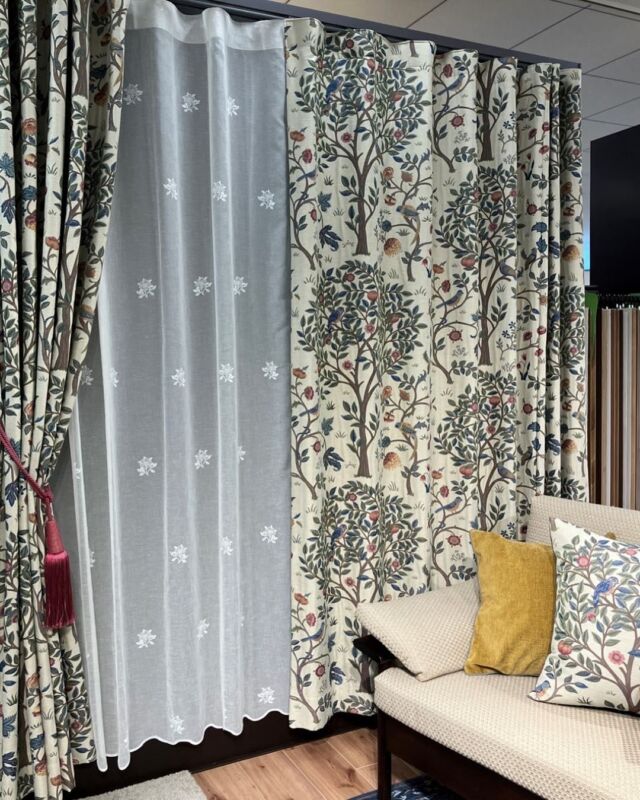 *
今回は、大阪ショールームに展示しております
MM3125 ケルムスコットツリーのご紹介です。
これまでも、人気柄ランキングや施工事例で何度かご紹介しております、大変人気のデザインです。
 
幅140㎝に、ヨコ柄の繰返し(リピート）がなく、1つの大きなデザインで構成された、大変贅沢な作りになっています。※タテリピートは、69.3㎝
 
縫製仕様をフラットカーテンにすると、ドレープの凹凸をおさえ1枚の絵画やタペストリーのように見え、柄を楽しんでいただけます。
 
レースは、MM3162 ケンティッシュローズ(I）
モリスレースの中では、オフシェイド2で透けにくい総刺繍レースです。控えめなデザインが可愛く使い易くと支持されております。
 
今回は、ケンティッシュローズの他に、これからの遮熱対策レース、ナチュラルな風合いの無地調遮熱UVカットレースを3点ご紹介しております。
 
 
※商品の品番、仕様、価格は投稿時点での情報となり、
予告なく変更となる場合がございます。
 
＊＊＊＊＊＊＊＊＊＊＊＊＊＊＊＊
 
■この投稿が参考になったら【 いいね 】お願いします！
■もう一度見返すなら【 保存 】がおススメです！
■他の投稿はこちらのプロフィールから
@ksc.showroom
 
＊＊＊＊＊＊＊＊＊＊＊＊＊＊＊＊
 
川島織物セルコン ショールームでは、
カーテン・ラグ・ビニル床タイル 等の
さまざなな商品サンプルをご覧いただけます。
ぜひ、ご来場お待ちしております！
※展示状況・休館日は各ショールームごとに
異なる場合がありますので、お問い合わせください。
 
＊＊＊＊＊＊＊＊＊＊＊＊＊＊＊＊
 
#川島織物セルコン
#川島織物セルコンショールーム
#ウィリアムモリス
#MorrisDesignStudio
#オーダーカーテン