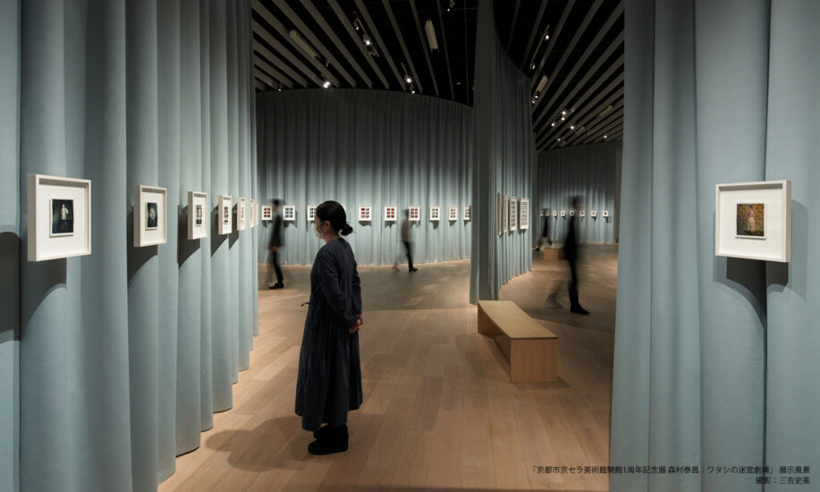 カーテンもついに現代美術に！？ 京都市京セラ美術館開館1周年記念展「森村泰昌：ワタシの迷宮劇場」