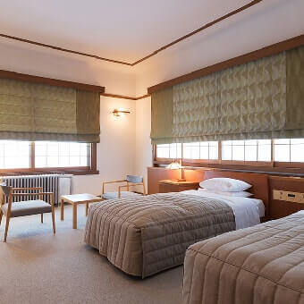 日光金谷ホテル デラックスツイン ／ 写真撮影：Tomokazu Yamada シェード：SH2912 アフィニータ（G）